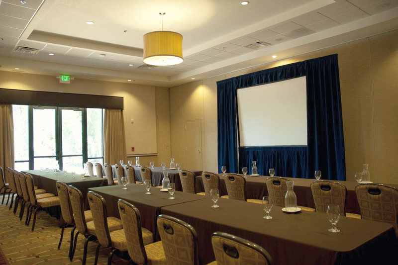 The Elm set in classroom rows facing a projection screen and a blue drape.